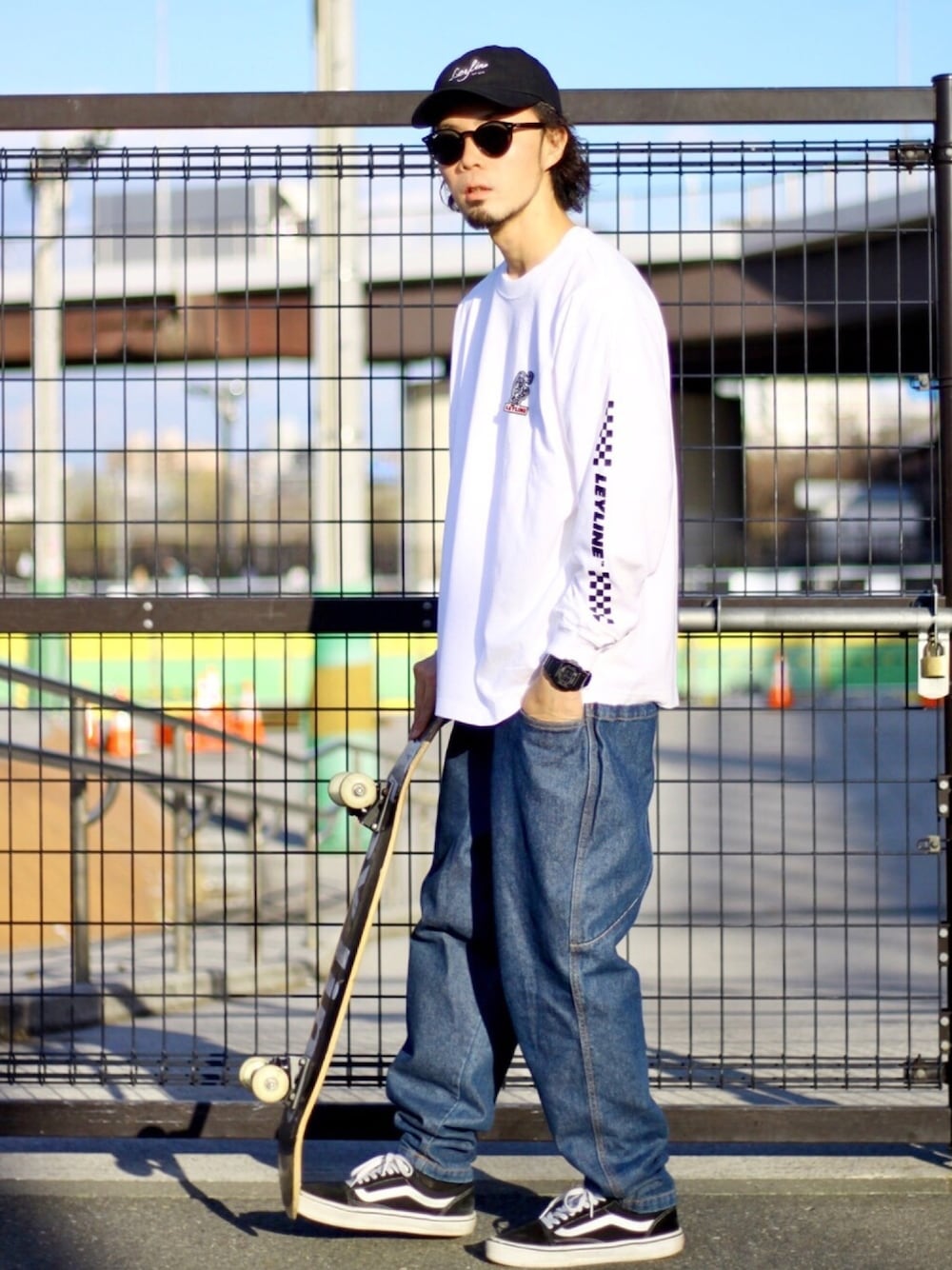「スケータースタイル、ストリート、street、ビッグシルエット、ロンT、白Tシャツ、スニーカー、ラフ、スポーツミックス、はるコーデ」｜「LeylineのSkull checker l/s tee｜White（Tシャツ/カットソー、ホワイト系）」を使った、halさん（メンズ・175cm）の春コーディネートの1枚目の写真