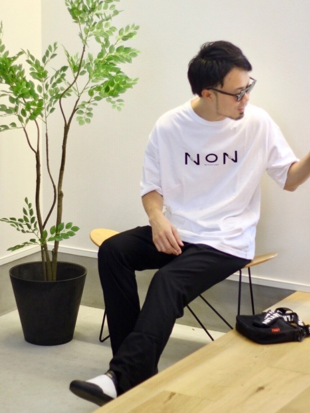 「モノトーン、ビッグシルエット、フレアパンツ、シンプル、ラフ、白Tシャツ、ストリート、ASTRONOMY」｜「ASTRONOMYのTRストレッチ シューカットフレアパンツ スラックス（スラックス、ブラック系）」を使った、halさん（メンズ・175cm）の夏コーディネートの1枚目の写真