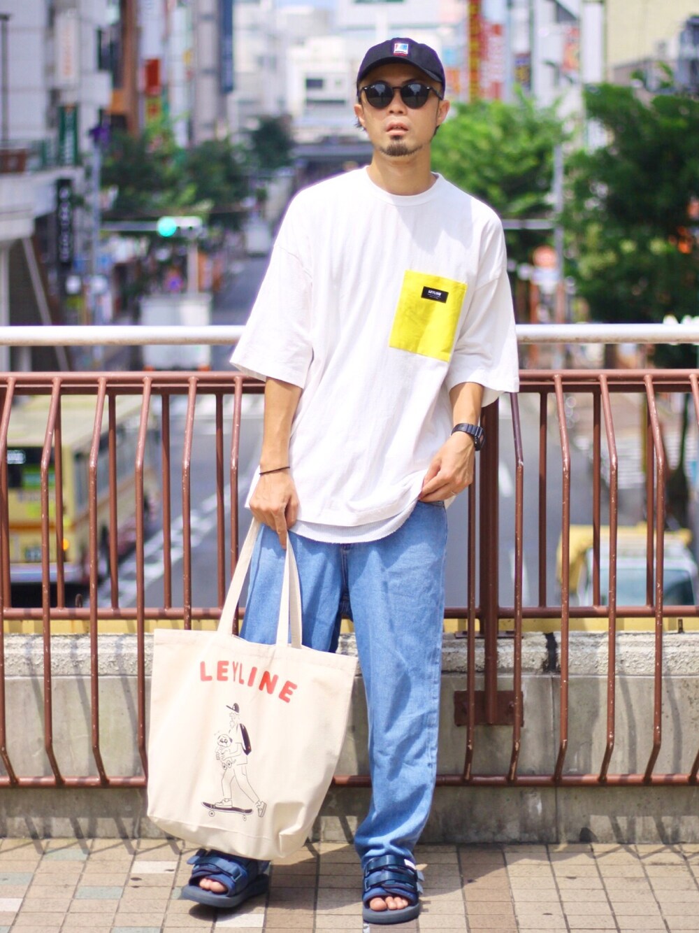 ホワイト系のTシャツ/カットソー、グレー系のタンクトップ、ブルー系のサンダルを着用したメンズの夏コーディネートの1枚目の写真