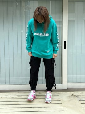 「MSGM（エムエスジーエム）のアイテム（パーカー）」を使った、ヤナギバシリオナさん（レディース・168cm）の春コーディネート
