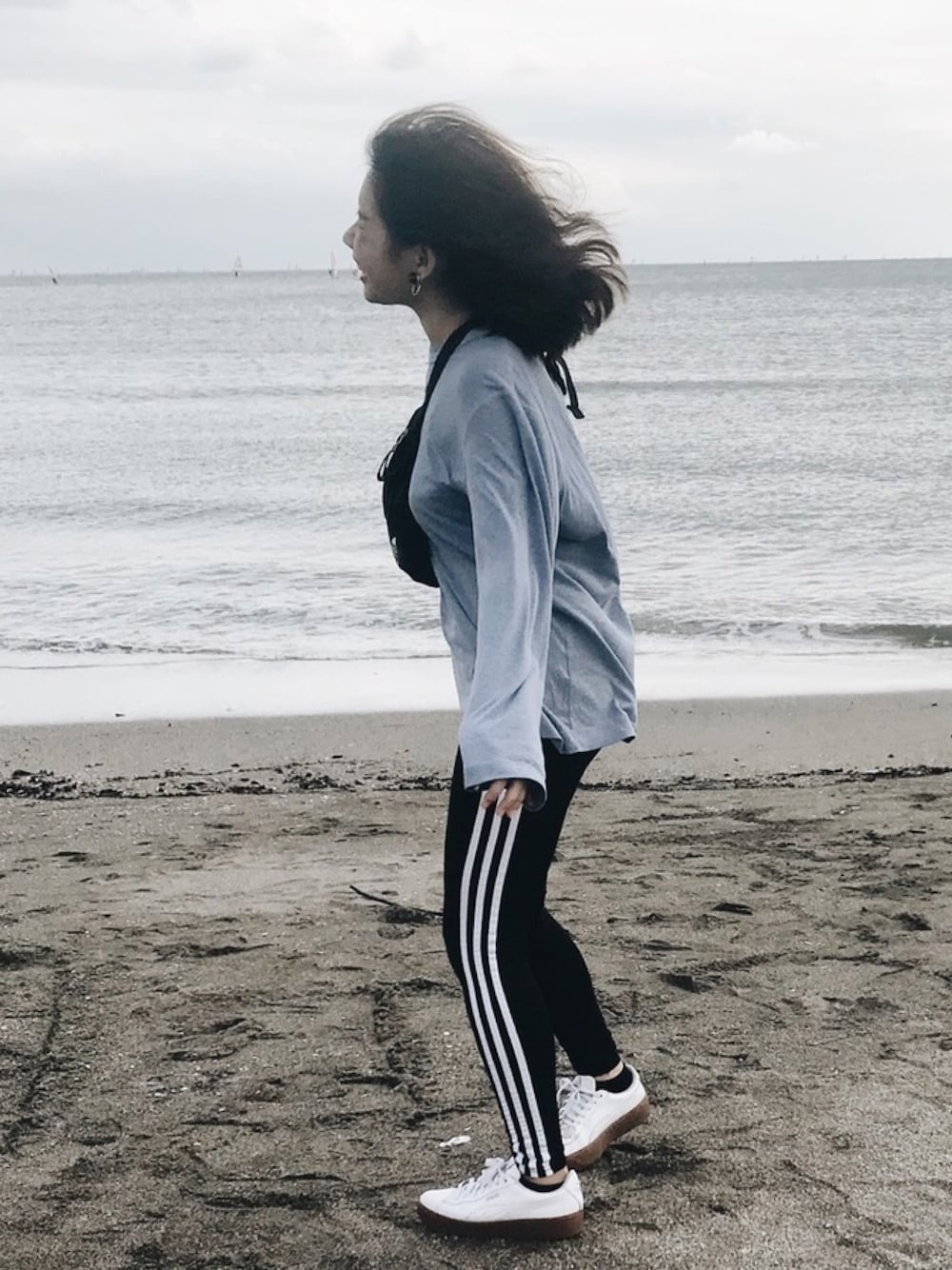「AUTHENTIC PIGMENTのアイテム（Tシャツ/カットソー、ブルー系）」を使った、えなさん（レディース・157cm）の秋コーディネートの1枚目の写真