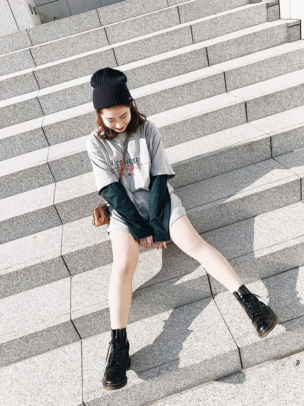 「カジュアルコーデ、ストリート、ブーツ、ドクターマーチン」｜「CONVERSEのアイテム（Tシャツ/カットソー、シルバー系）」を使った、えなさん（レディース・157cm）の冬コーディネートの1枚目の写真