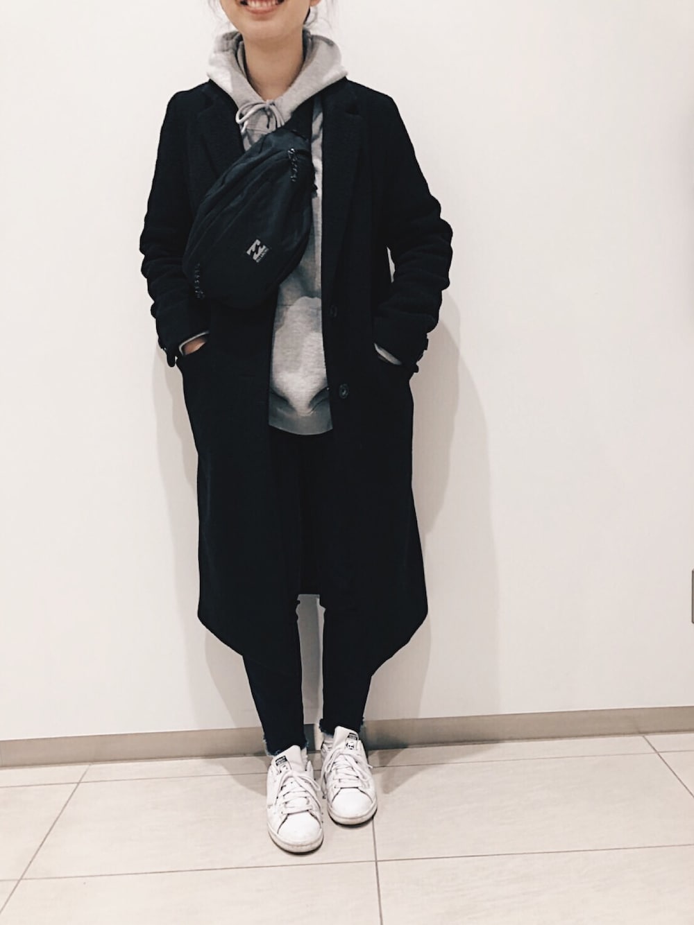 「コート、大人カジュアル、お洒落さんとつながりたい、カジュアル、大人コーデ、スニーカー」｜「adidasのadidas アディダス STAN SMITH スタンスミス M20325 R.WHITE/R.WHITE/NEW.NAVY(ホワイト×ネイビー）         （スニーカー、ホワイト系）」を使った、えなさん（レディース・157cm）の冬コーディネートの1枚目の写真