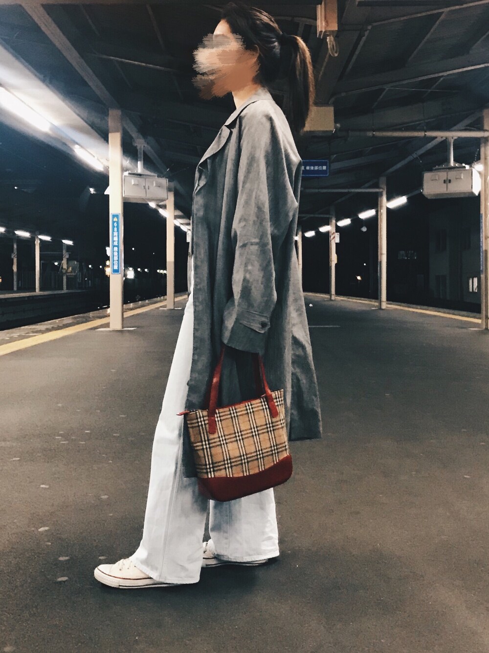 「シンプル、大人コーデ、カジュアルコーデ、スニーカー、おしゃれさんと繋がりたい、ロングコート」｜「FRAMeWORKの12.5OZ デニムパンツ◆（デニムパンツ、ブルー系）」を使った、えなさん（レディース・157cm）の春コーディネートの1枚目の写真