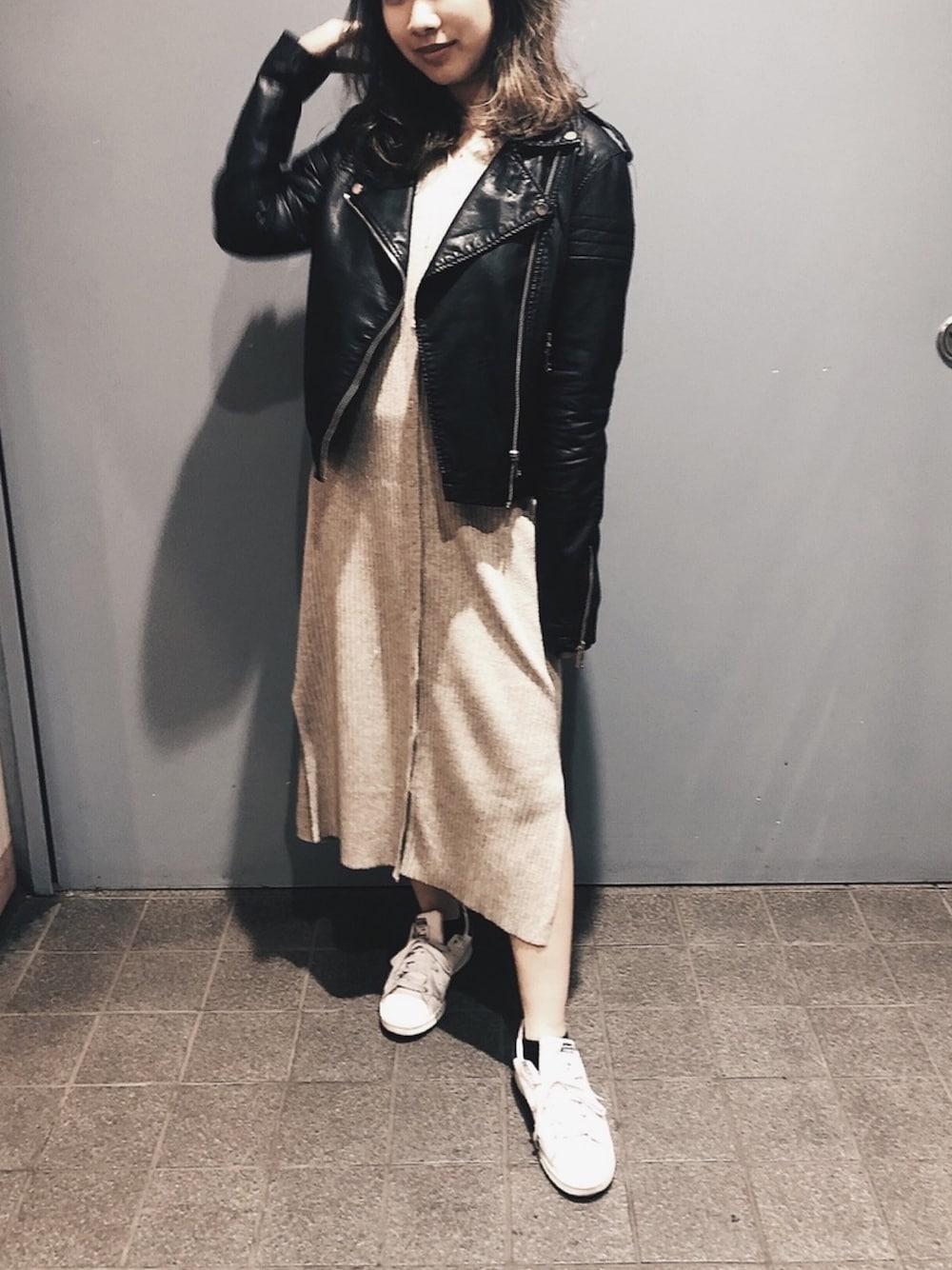 「春コーデ、ベージュ、おしゃれさんと繋がりたい、シンプル、ライダースジャケット」｜「RAY CASSINのアイテム（ワンピース/ドレス、ベージュ系）」を使った、えなさん（レディース・157cm）の春コーディネートの1枚目の写真