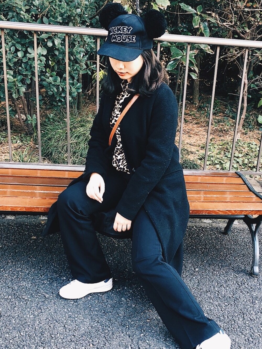 「ディズニー、レオパード、ZARA、チェスターコート、おしゃれさんと繋がりたい、スニーカー、カジュアル」｜「ZARA WOMANのアイテム（シャツ/ブラウス、ベージュ系）」を使った、えなさん（レディース・157cm）の冬コーディネートの1枚目の写真
