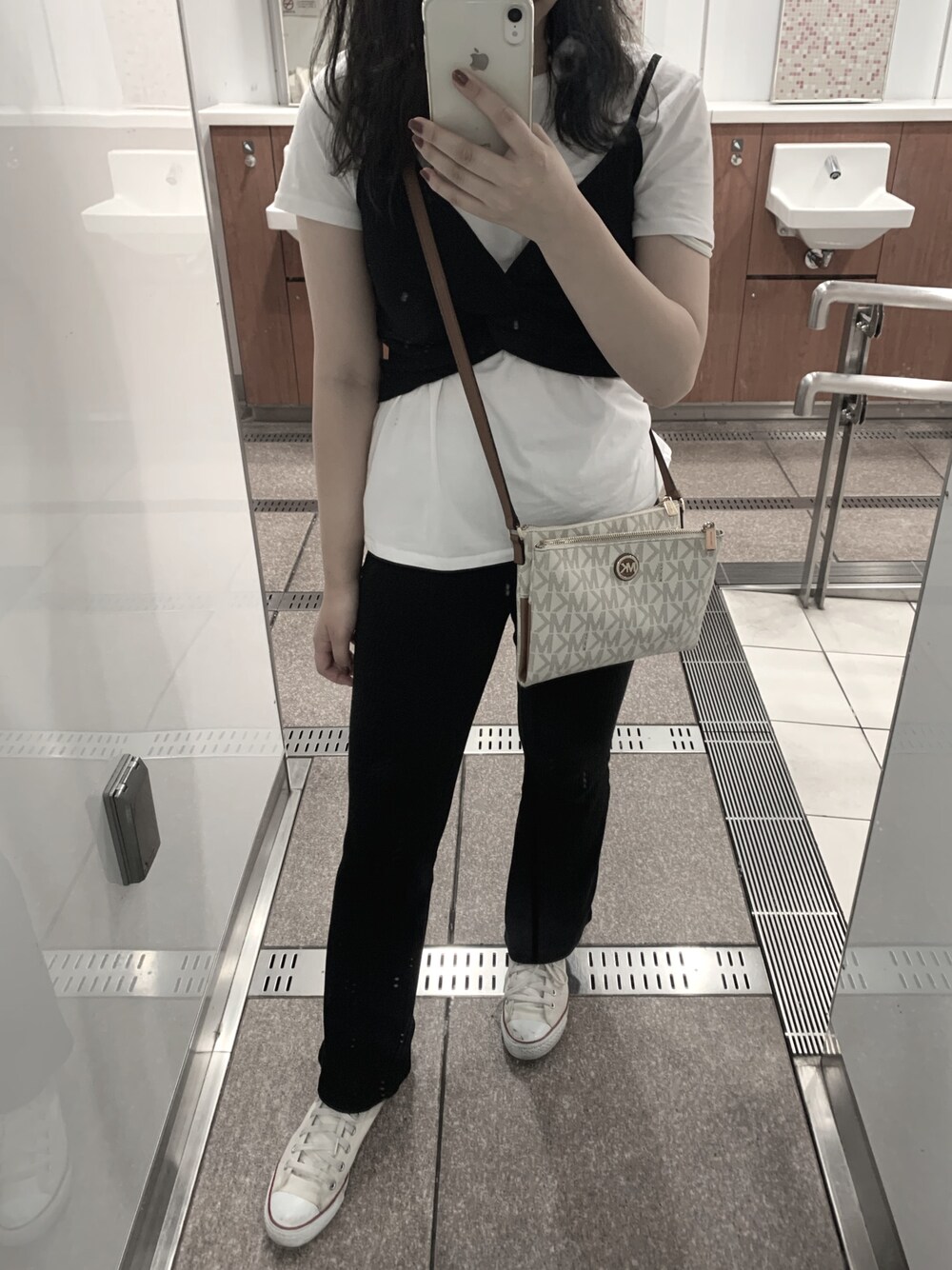 「今日のコーデ、おしゃれさんと繋がりたい、オトナカジュアル、モノトーン、大人カジュアル、シンプルコーデ、ootd、白黒」｜「MICHAEL KORSのアイテム（バッグ、ホワイト系）」を使った、えなさん（レディース・157cm）の夏コーディネートの1枚目の写真