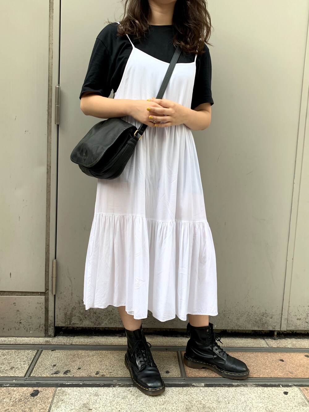「白ワンピース、カジュアルコーデ、夏、大人カジュアル、ドクターマーチン、dholic、モノトーン」｜「DHOLICのアイテム（ワンピース、ホワイト系）」を使った、えなさん（レディース・157cm）の夏コーディネートの1枚目の写真