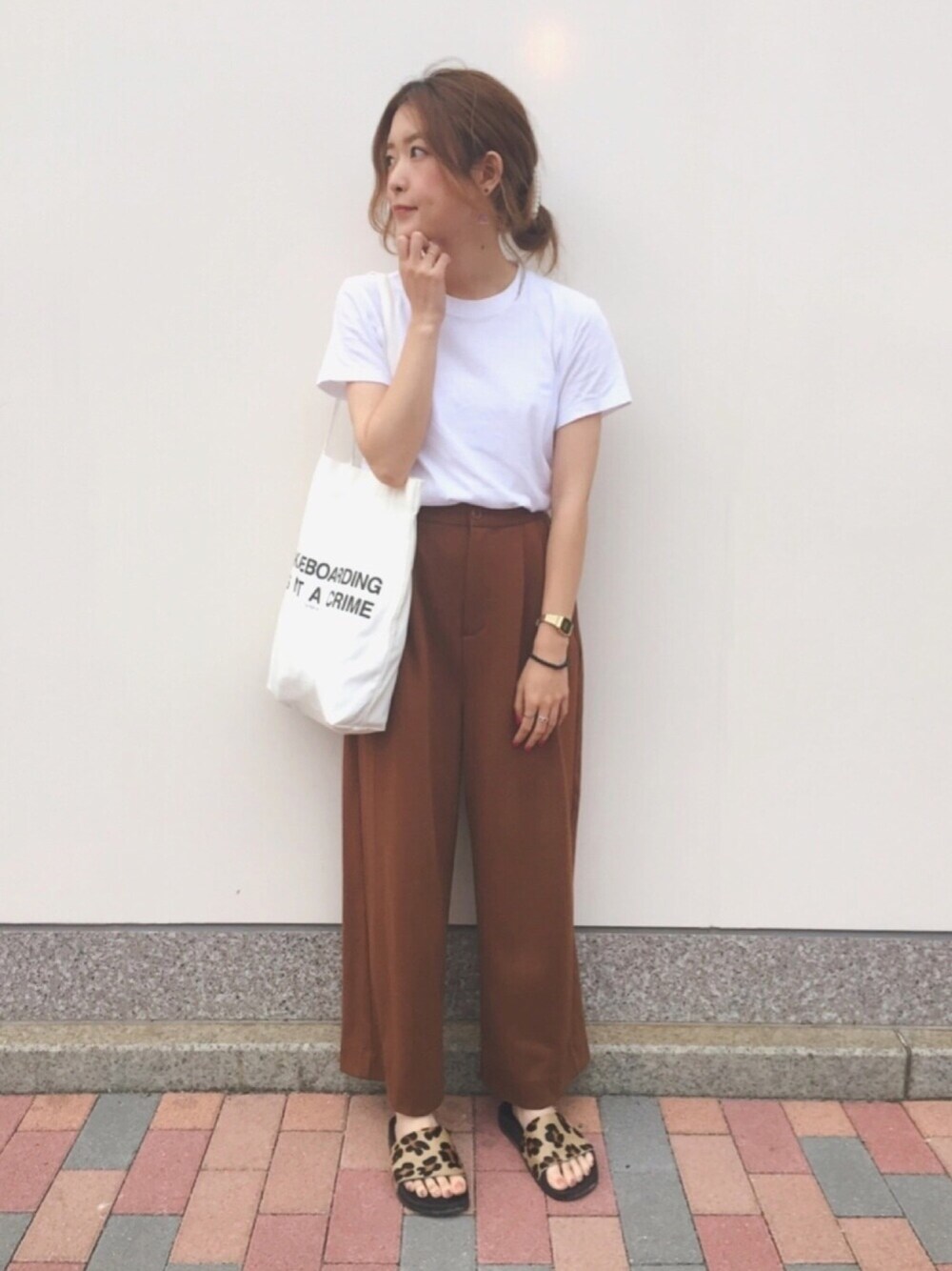 「summer、outfit、Hanes、オトナカジュアル、ワイドパンツ、ブラウン、トートバッグ、アディレッタ、白Tシャツ、夏」｜「IENAのHanes 2P JAPAN Fit クルーネックTシャツ◆（Tシャツ/カットソー、ホワイト系）」を使った、maicoさん（レディース・154cm）の夏コーディネートの1枚目の写真