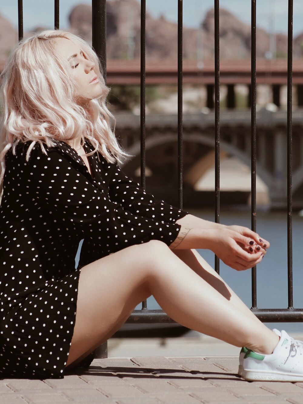 「sneakers、TOPSHOP、pinkhair、Adidas stan smith、PolkaDot、tempe、lookbook」｜「TOPSHOPのアイテム（ドレス、ブラック系）」を使った、Kat Abaさん（レディース・163cm）の秋コーディネートの1枚目の写真