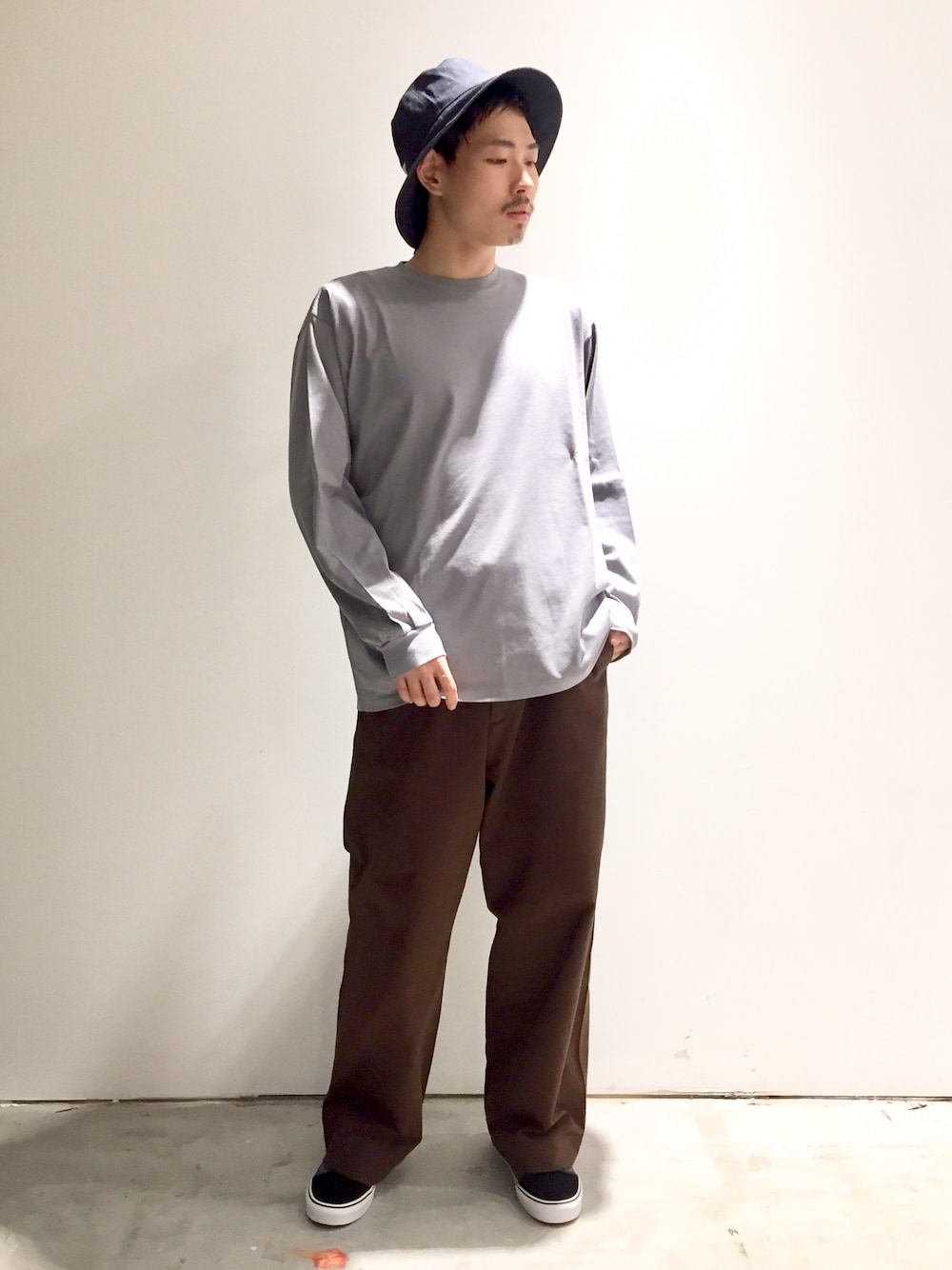 「VANS、ワイドパンツ、KIJIMA TAKAYUKI、バケットハット、ルーズシルエット、oldskool、大人ストリート、ニュアンスカラー、AURALEE」｜「AURALEEの【AURALEE】クルーネックTシャツ MEN（Tシャツ/カットソー、ブルー系）」を使った、ドイさん（メンズ・178cm）の夏コーディネートの1枚目の写真