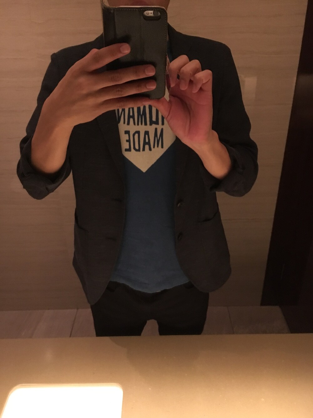 ホワイト系のTシャツ/カットソー、ブルー系のテーラードジャケット、ブラック系のその他パンツを着用したメンズの秋コーディネートの1枚目の写真