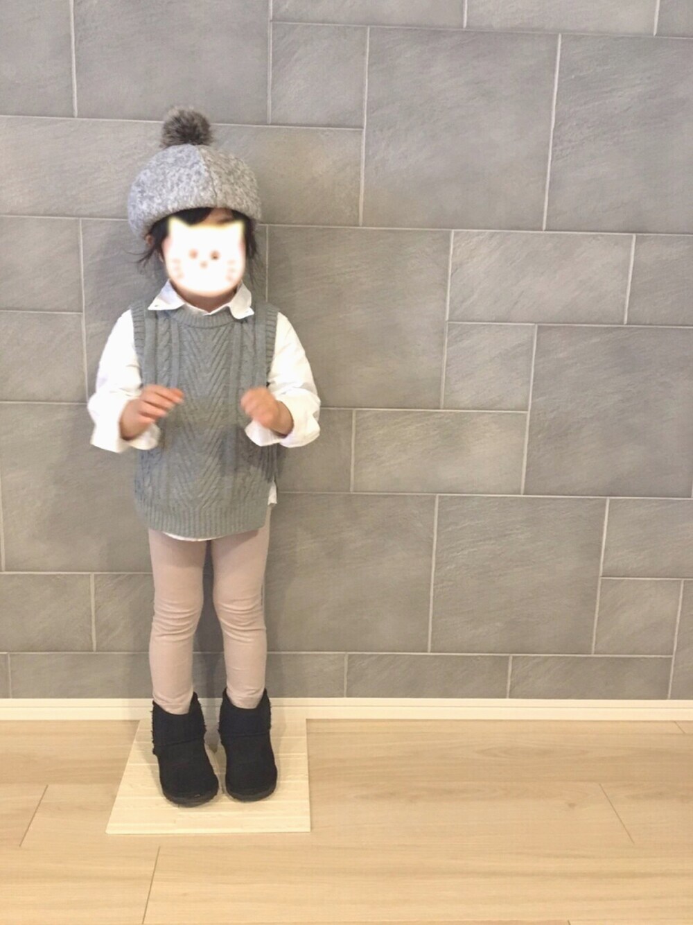 「キッズコーデ、3歳、おんなのこ、グレーベスト、GLOBAL WORK、kladskap、GAP、old navy、ハリスツイード×しまむら」｜「kladskapのぼんぼん付きベレー帽（ハンチング/ベレー帽、グレー系）」を使った、sasamiyuさん（キッズ・100cm）の冬コーディネートの1枚目の写真