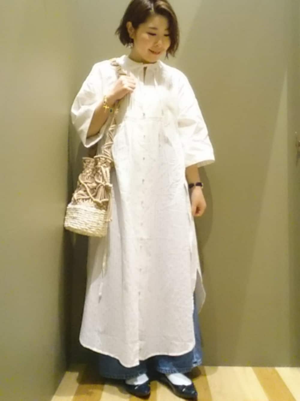 「春コーデ、マキシ丈ワンピース、フラットシューズ、casselini、ワイドパンツ、ホワイト、白、２ＷＡＹ、ラクチンコーデ、ショルダーバッグ」｜「Green　Parksの・LHELBIE 前後2wayカラミストライプワンピース（ワンピース、ホワイト系）」を使った、yukiさん（レディース・153cm）の春コーディネートの1枚目の写真