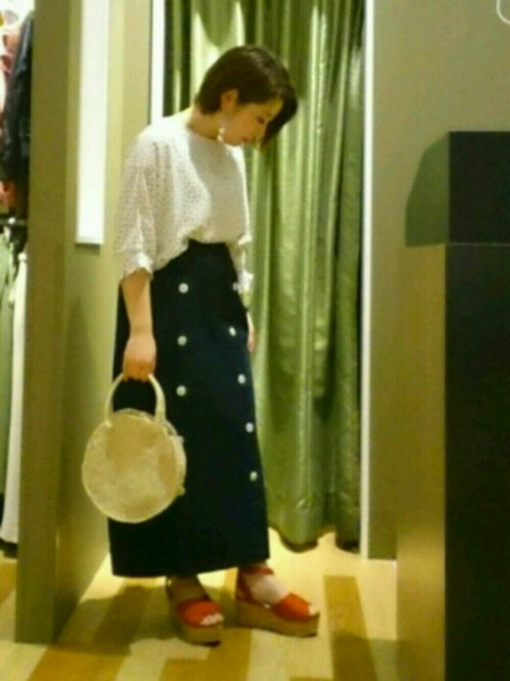 ホワイト系のシャツ/ブラウス、レッド系のスカート、レッド系のサンダルを着用したレディースの春コーディネートの1枚目の写真