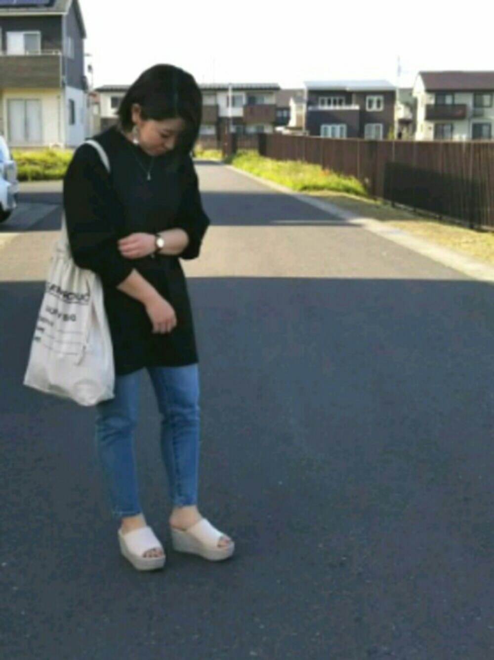 「シンプルコーデ、パンツスタイル、zozoデニム、スエット、デニム、オトナカジュアル、プチプラ、ブラック、スタッフセンバツ、BBQ」｜「Green　Parksのビックシルエットスウェットチュニック（Tシャツ/カットソー、ブラック系）」を使った、yukiさん（レディース・153cm）の春コーディネートの1枚目の写真