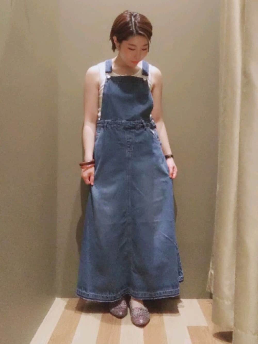 「デニムサロペット、デニム、Green Parks、タンクトップ、夏コーデ、シンプルコーデ、summer、新作」｜「Green　Parksの・Petit Fleur ヘンリーテレコタンク（タンクトップ、ホワイト系）」を使った、yukiさん（レディース・153cm）の夏コーディネートの1枚目の写真