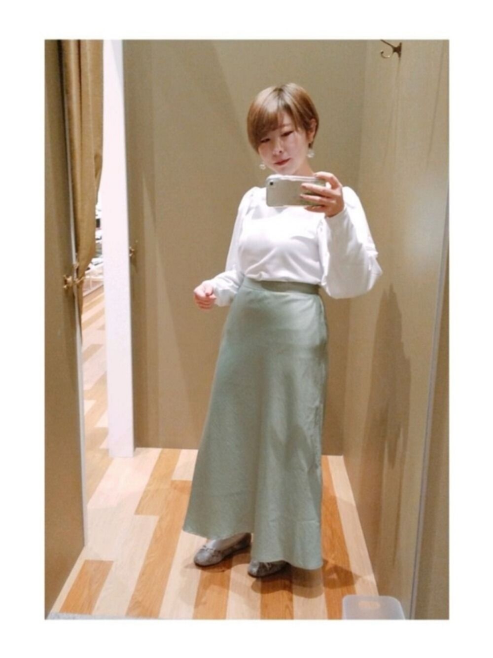 「パステル映える春、春、シンプルコーデ、ロングスカート、サテン、Green Parks、キレイめ、ootd、おしゃれさんと繋がりたい、大人コーデ」｜「Green　Parksの・SUGAR SPOON パワショルプルオーバー（トップス、ホワイト系）」を使った、yukiさん（レディース・153cm）の春コーディネートの1枚目の写真