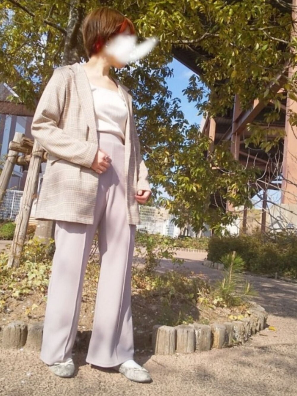 「大人カジュアル、休日スタイル、春アウター、ベージュ、カラーパンツ、テーラードジャケット、Green Parks、earth music&ecology、プチプラ、おしゃれさんと繋がりたい」｜「Green　Parksの前後2Way テレコタンク＊★（タンクトップ、ホワイト系）」を使った、yukiさん（レディース・153cm）の春コーディネートの1枚目の写真