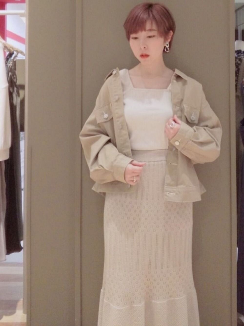 「シンプルコーデ、春夏コーデ、ベージュ、ootd、ワントーンコーデ、Green Parks、春アウター、スカート、オーバーサイズ、ノースリーブ」｜「Green　Parksの前後2Way テレコタンク＊★（タンクトップ、ホワイト系）」を使った、yukiさん（レディース・153cm）の春コーディネートの1枚目の写真