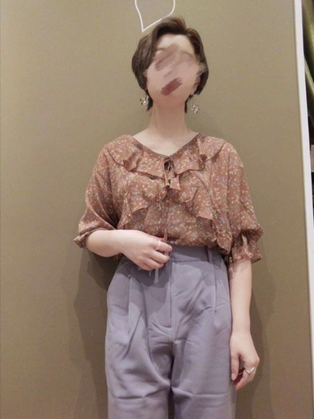 「キレイめ、おしゃれさんと繋がりたい、秋コーデ、新作、ブラウス、レトロ、earth music&ecology、カラーパンツ、低身長、ショートヘア」｜「earth music&ecologyのストレッチテーパードパンツ ＊＊（その他パンツ、ブルー系）」を使った、yukiさん（レディース・153cm）の夏コーディネートの1枚目の写真