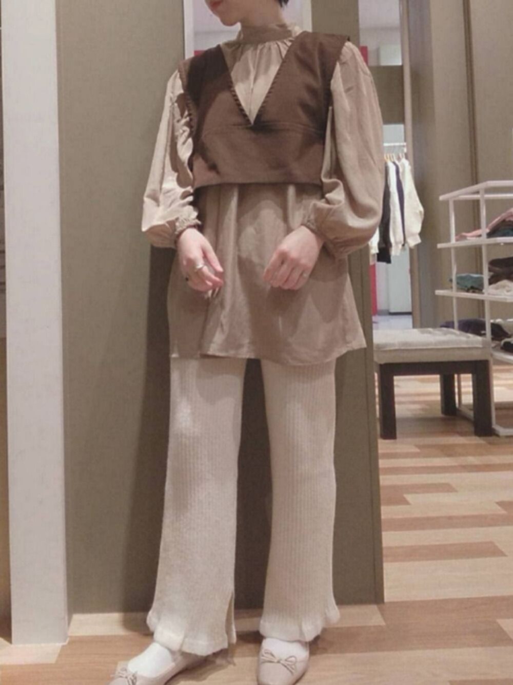 「レイヤードスタイル、秋のカフェオレコーデ、秋服、パンツスタイル、ニットパンツ、Green Parks、ブラウン、オトナ女子、低身長、ベスト」｜「RAY CASSIN FAVORIの・RAY CASSIN リブニットサイドスリットパンツ＊（その他パンツ、ベージュ系）」を使った、yukiさん（レディース・153cm）の秋コーディネートの1枚目の写真