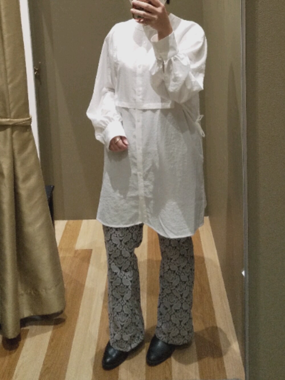 「シンプルコーデ、柄パンツ、Green Parks、ELENCARE DUE、モノトーン、黒ブーツ、おしゃれさんと繋がりたい、オトナカジュアル」｜「ELENCARE DUEの・ELENCARE DUE デザインシャツチュニック＊（チュニック、ホワイト系）」を使った、yukiさん（レディース・153cm）の冬コーディネートの1枚目の写真