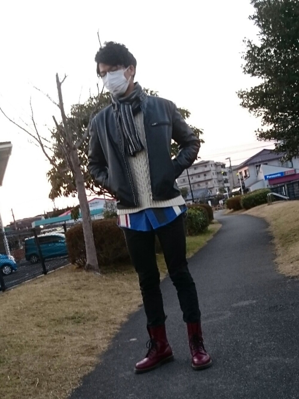 ブラック系のライダースジャケット、ホワイト系のニット/セーター、ブルー系のシャツ/ブラウスを着用したメンズの冬コーディネートの1枚目の写真