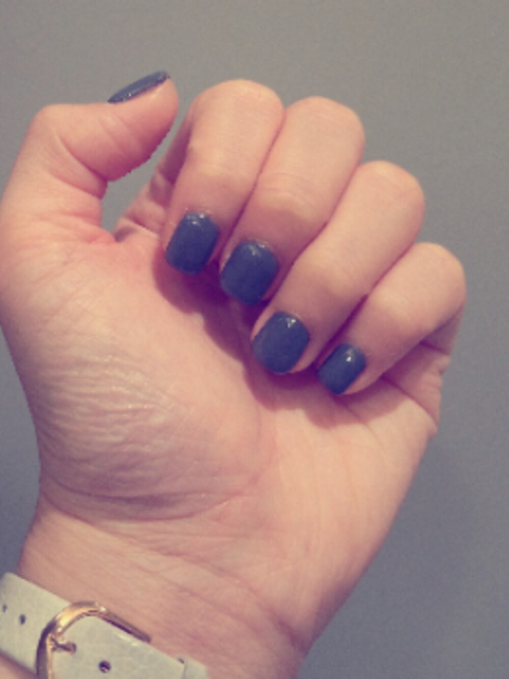 ブルー系のハンドケア/ハンドクリームを着用したレディースの秋コーディネートの1枚目の写真