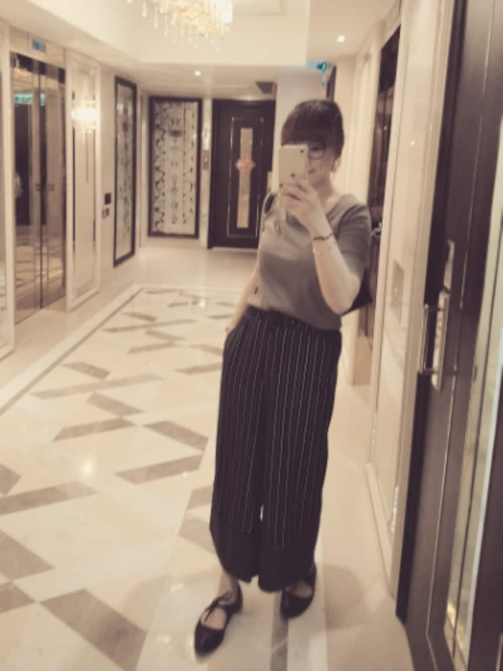 「オトナカジュアル、ストラップシューズ、ストラップパンツ、ネイビー、シンプル、ワイドパンツ」｜「UNIQLOのアイテム（Tシャツ/カットソー、ベージュ系）」を使った、𝓈𝒽𝒶𝓃𝒾𝒸𝑒さん（レディース・165cm）の秋コーディネートの1枚目の写真
