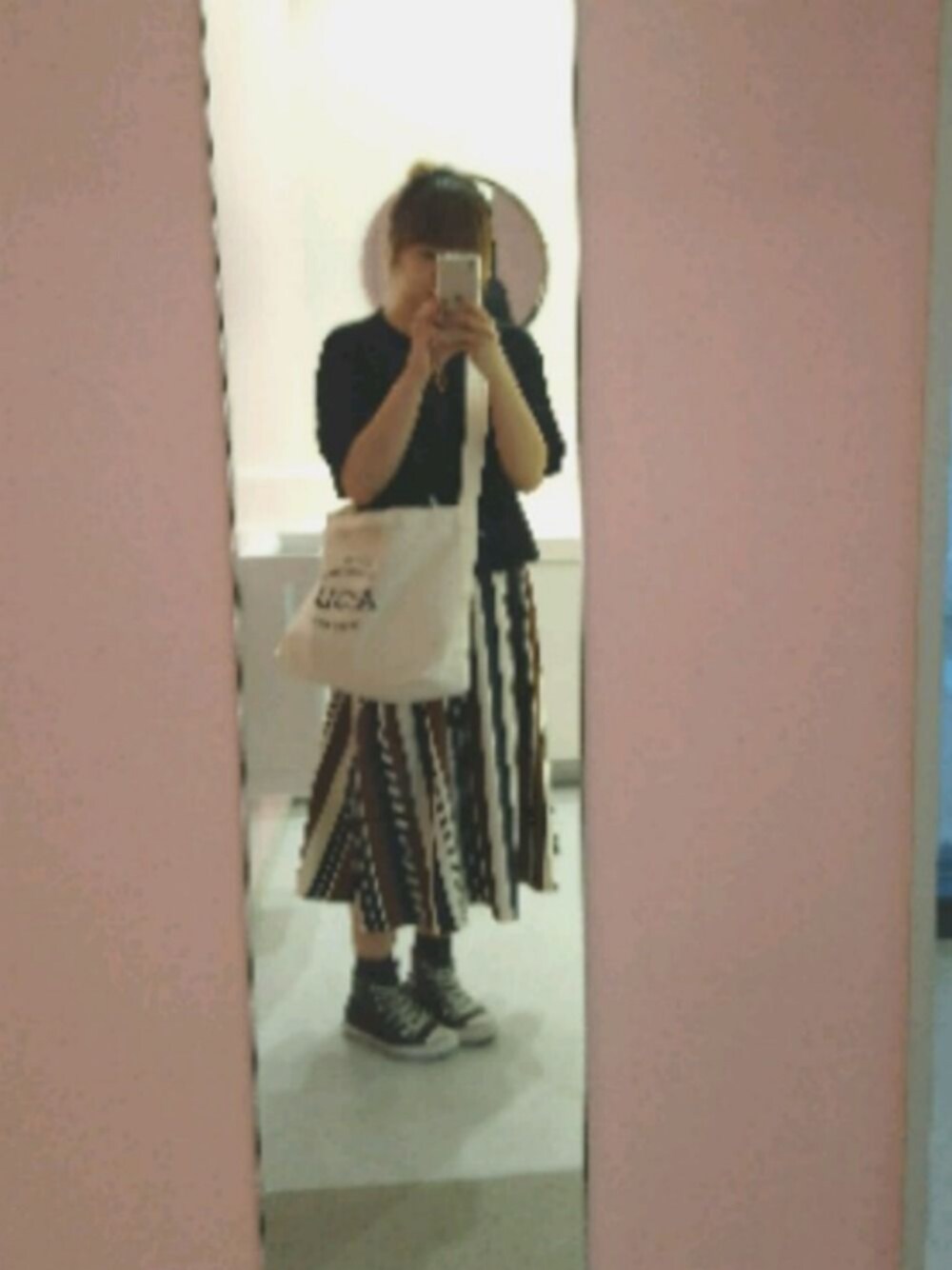「休日スタイル、ストラップスカート、AIGLE、スニーカー、カジュアル、GU、グリーンパークス、Green Parks」｜「GUのアイテム（Tシャツ/カットソー、ブラック系）」を使った、𝓈𝒽𝒶𝓃𝒾𝒸𝑒さん（レディース・165cm）の秋コーディネートの1枚目の写真