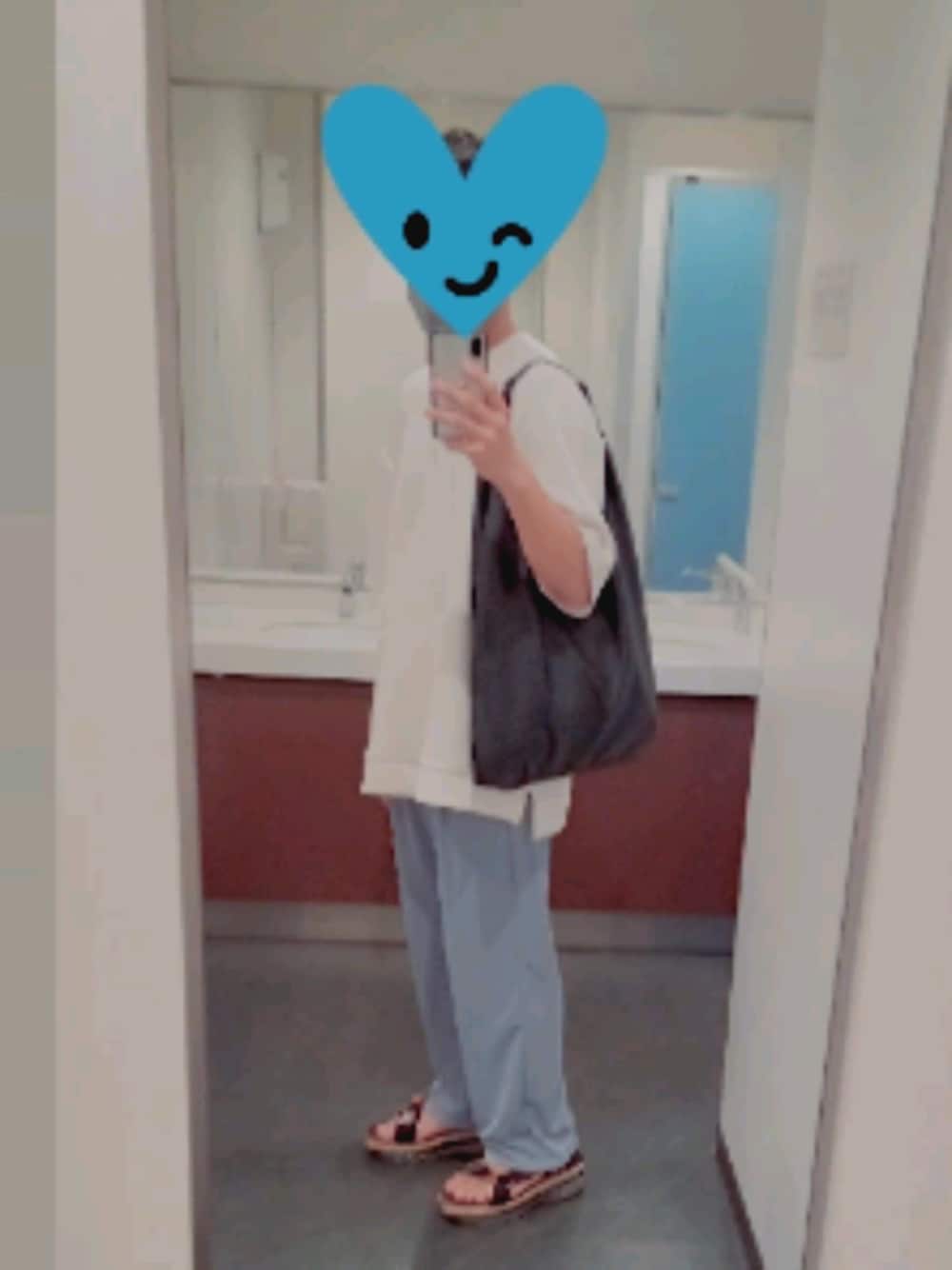 「シンプルコーデ、今日のコーデ、ビックシルエット、いいね、save、フォローお願いします🤑、オーバーサイズ、モノトーンコーデ、ワイドパンツ」｜「UNIQLOのクレープジャージーワイドパンツ（丈長め72cm）（その他パンツ、ブルー系）」を使った、ねむぅさん（メンズ・166cm）の夏コーディネートの1枚目の写真