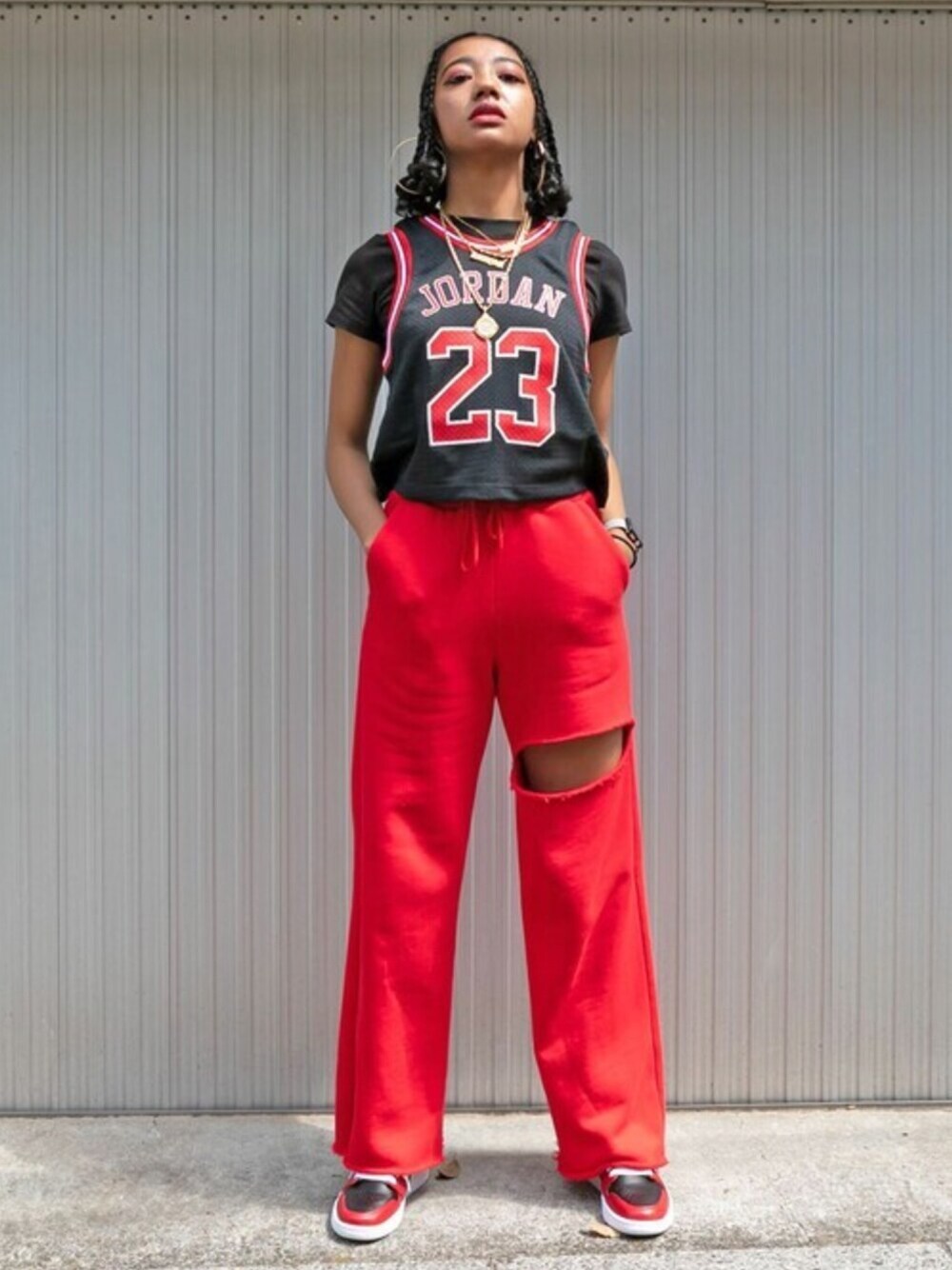 「スニーカー、NIKE、ブラック、カラーパンツ、レッド、ストリート、スポーツミックス、Jordan、atmospink」｜「atmos pinkのatmos pink カッティング スウェット ワイドパンツ（その他パンツ、レッド系）」を使った、atmos pinkさん（レディース・165cm）の春コーディネートの1枚目の写真