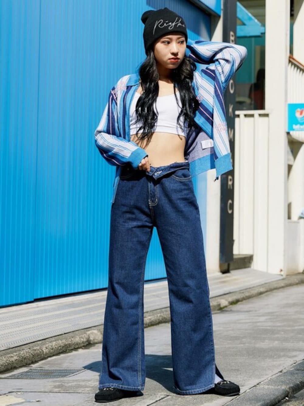 「ニット、セーター、ストリート、ミネトンカ、minnetonka、モカシン、韓国ファッション、atmospink」｜「MinnetonkaのMinnetonka × atmos pink CLEARWATER BIT  / ミネトンカ クリアウォータービット【SP】（モカシン/デッキシューズ、ブラック系）」を使った、atmos pinkさん（レディース・163cm）の秋コーディネートの1枚目の写真