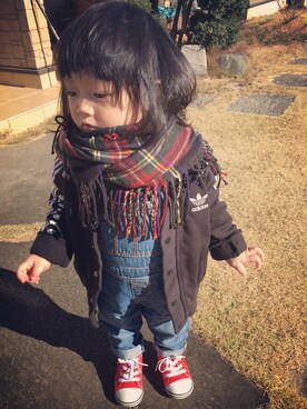 「Smoothy（スムージー）のSMOOTHY Ring Muffler / スムージーリングマフラー（マフラー、ブラック系）」を使った、Aliceさん（キッズ）の冬コーディネート