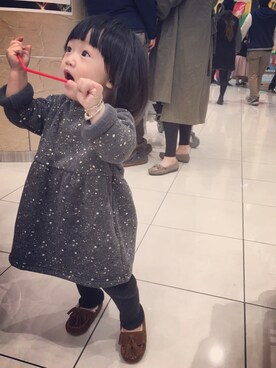 「ZARA KIDSのアイテム（ワンピース、グレー系）」を使った、Aliceさん（キッズ）の冬コーディネート