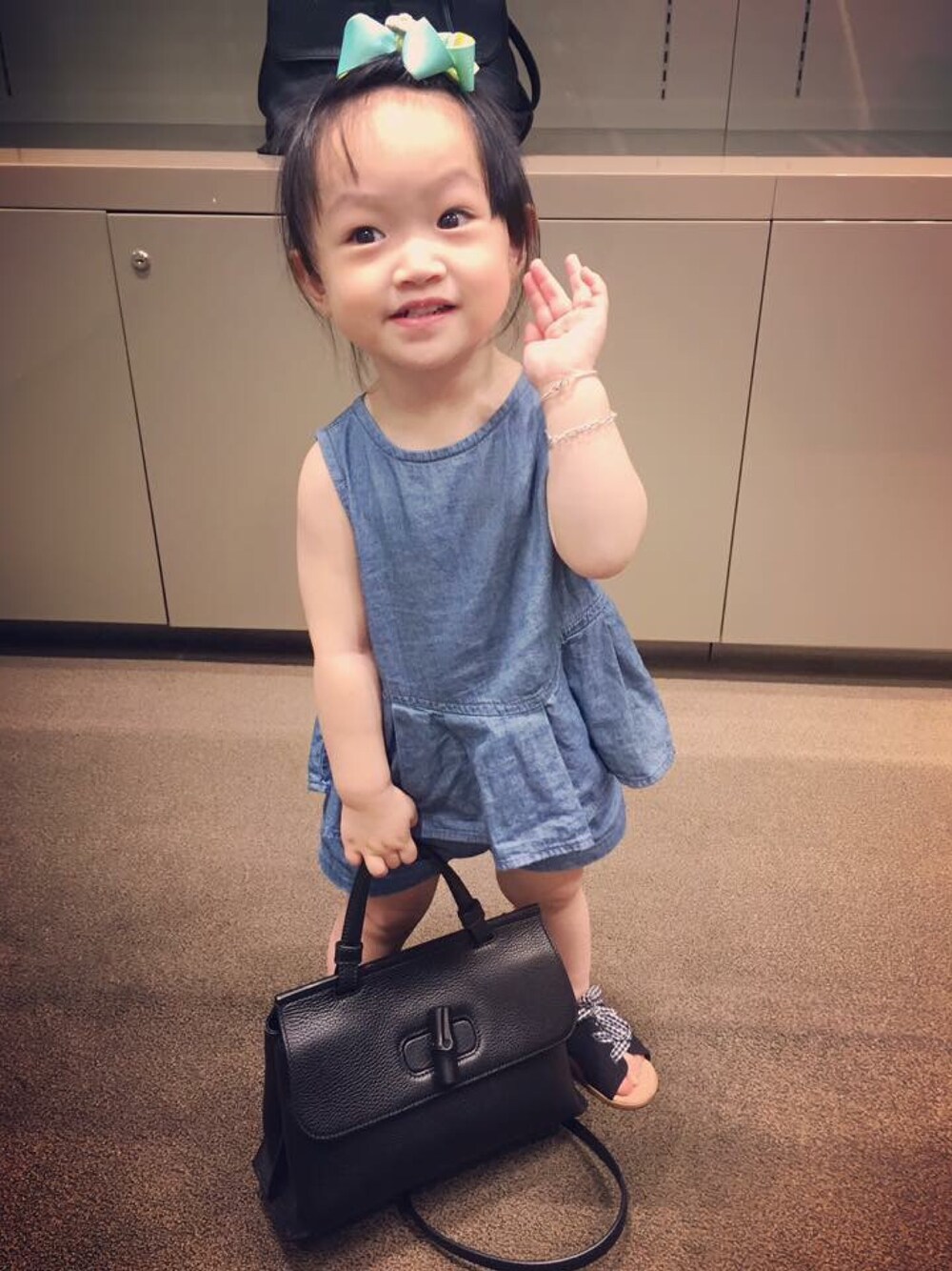 ブルー系のトップス、ブルー系のカーゴパンツ、ブルー系のサンダルを着用したキッズの夏コーディネートの1枚目の写真