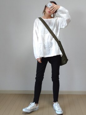 「小花柄ワンピース」｜「アイテム（スニーカー）」を使った、akoさん（レディース・155cm）の秋コーディネート