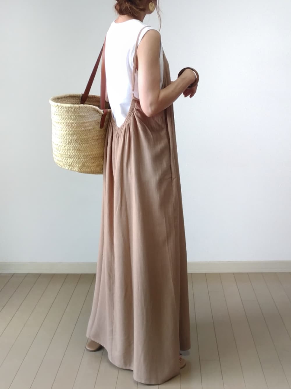 「夏コーデ、ワンピース、キャミワンピ、シンプル、かごバッグ、低身長、低身長コーデ、ラフスタイル、マキシ丈ワンピース、ノースリーブ」｜「Re:EDITの[coco-eririkoさん着用][低身長向けSサイズ対応]バックオープンキャミワンピース（ワンピース、ベージュ系）」を使った、akoさん（レディース・155cm）の夏コーディネートの1枚目の写真