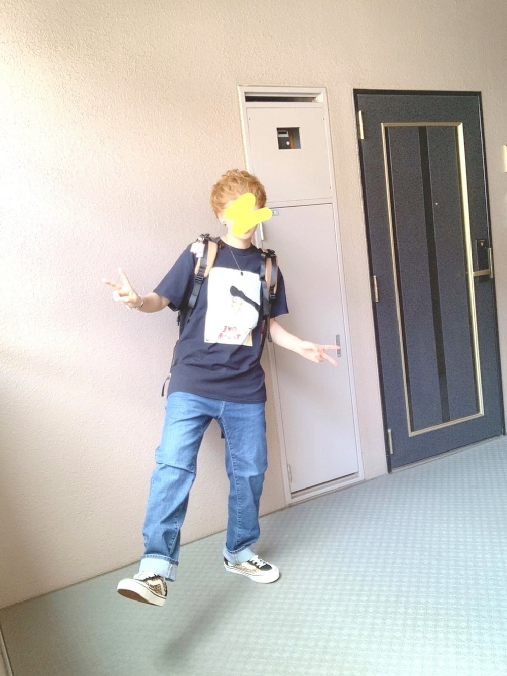 「おしゃれさんと繋がりたい、低身長、低身長コーデ、バックパック、デニム、レオパード、スニーカー」｜「DLSMのDLSM　ANTI・プリントTシャツ（Tシャツ/カットソー、ブラック系）」を使った、きすけさん（メンズ・158cm）の秋コーディネートの1枚目の写真