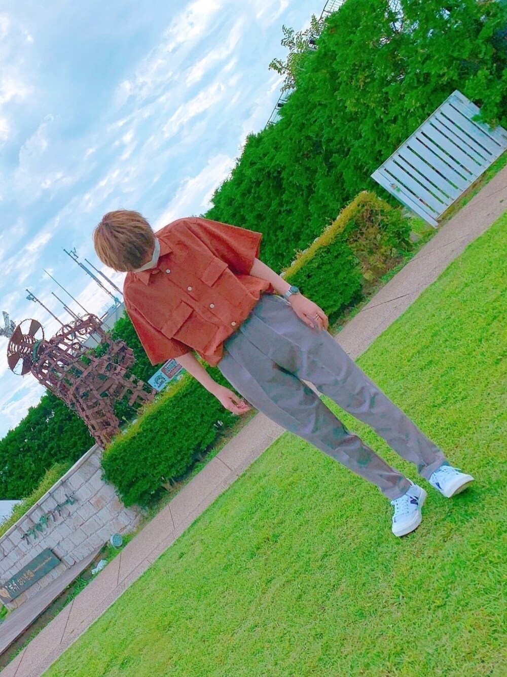 「お洒落さんとつながりたい、いいね、save、フォローお願いします🤑、低身長、低身長コーデ、夏コーデ、タックイン、スラックス、オレンジ、スニーカーコーデ」｜「EMMA CLOTHESのアイテム（スラックス、グレー系）」を使った、きすけさん（メンズ・158cm）の秋コーディネートの1枚目の写真