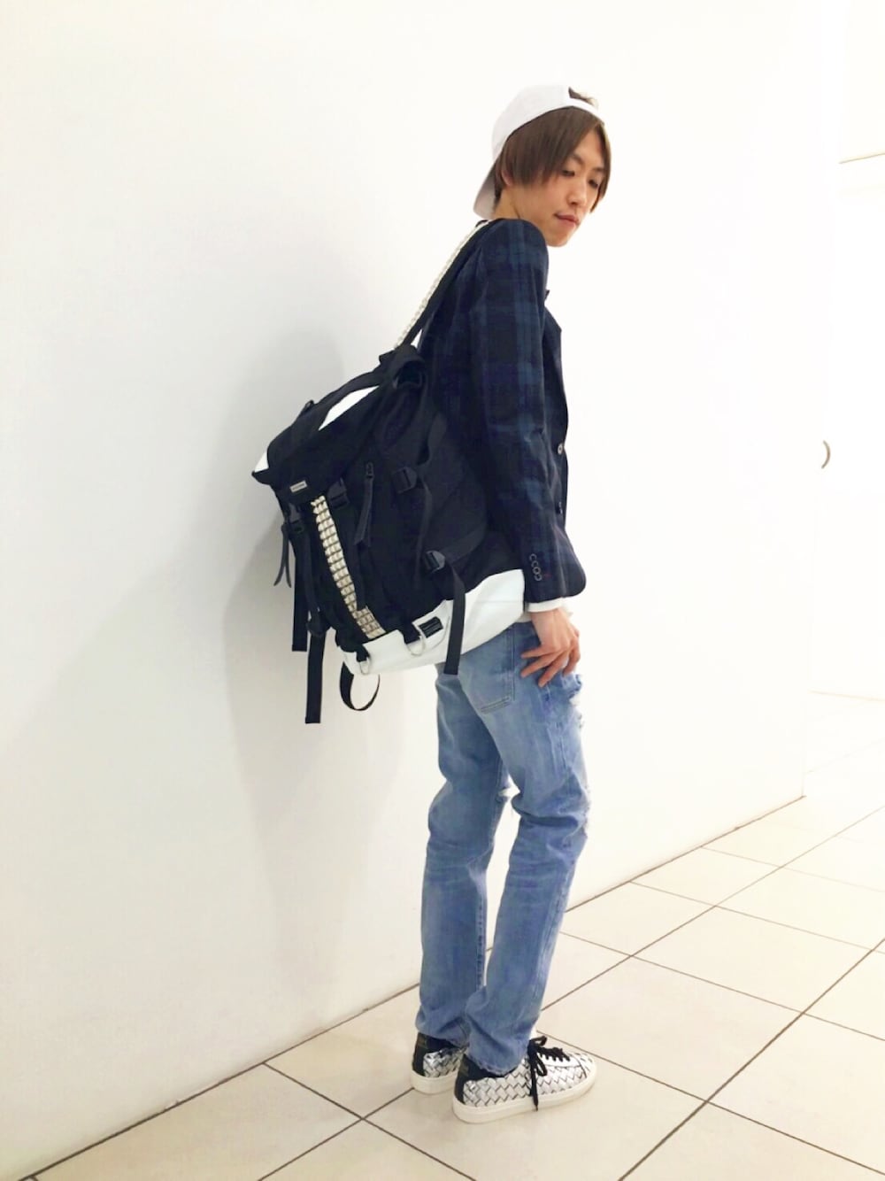 「デニム、カジュアル、バックパック、ブルー、キャップ、タータンチェック、春コーデ、シルバーシューズ、ギルドプライム」｜「GUILD PRIMEの【GUILD PRIME】MENS ブルータータンチェックジャケット（テーラードジャケット、ブルー系）」を使った、幸長さん（メンズ・180cm）の冬コーディネートの1枚目の写真