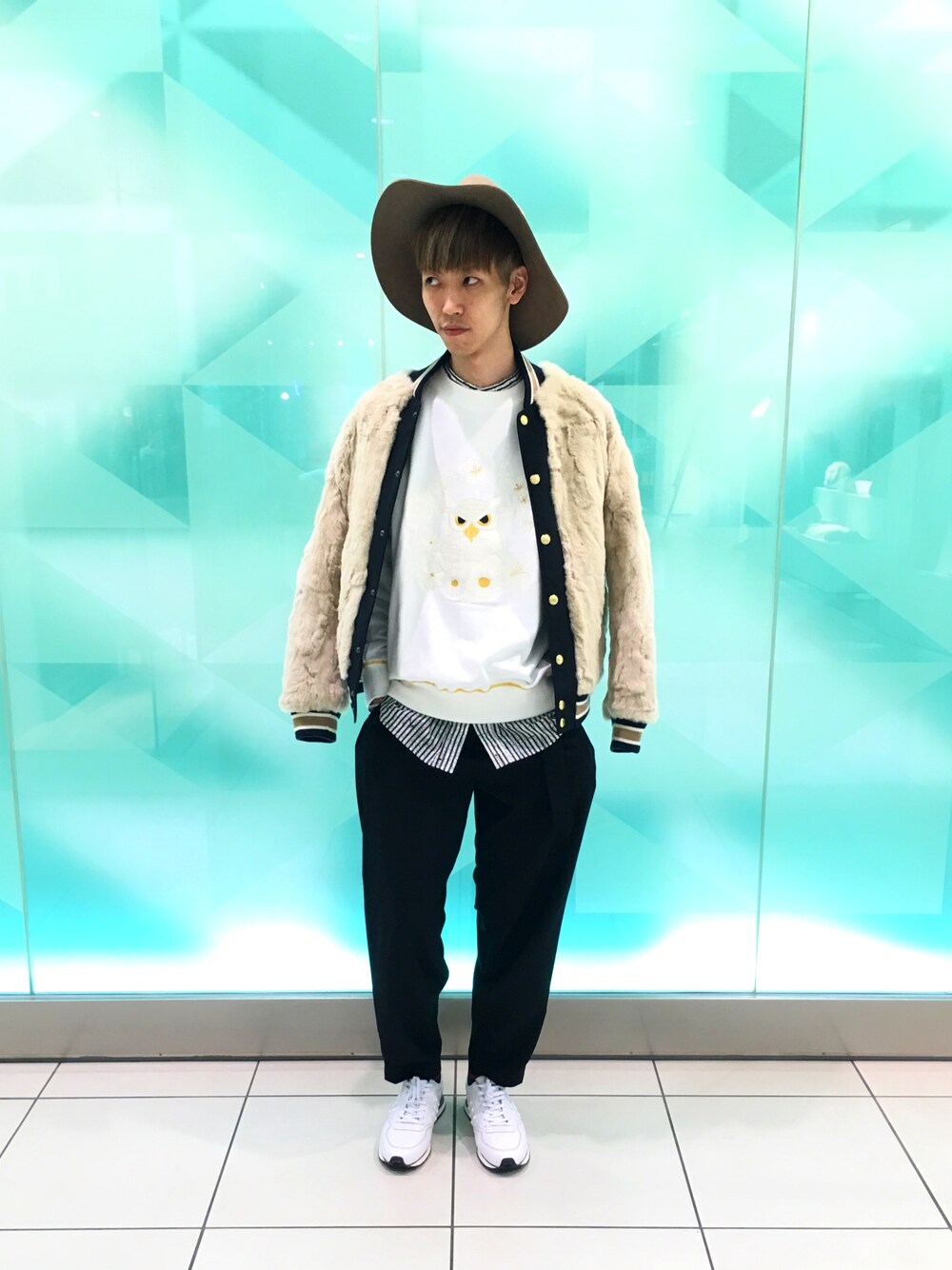 「ブルゾン、ファー、スウェット、ベージュ、秋のコーデ、ハット、レイヤードスタイル、ワイドパンツ、ファーブルゾン、ギルドプライム」｜「Education from Youngmachinesの【Education from Youngmachines】MENS レッキスファーアワードブルゾン（ブルゾン、ベージュ系）」を使った、幸長さん（メンズ・180cm）の秋コーディネートの1枚目の写真