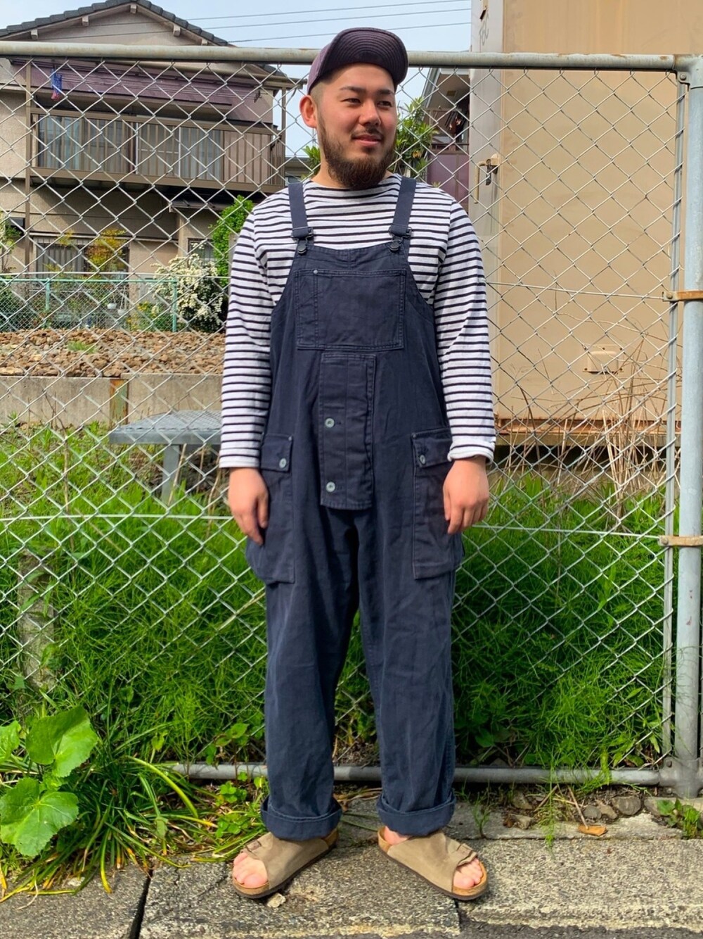 「シンプルコーデ、休日スタイル、オーバーサイズ、オーバーオール、ナイジェルケーボン、ビルケンシュトック」｜「Nigel Cabournのアイテム（サロペット/オーバーオール、ブルー系）」を使った、KAZUさん（メンズ・170cm）の春コーディネートの1枚目の写真
