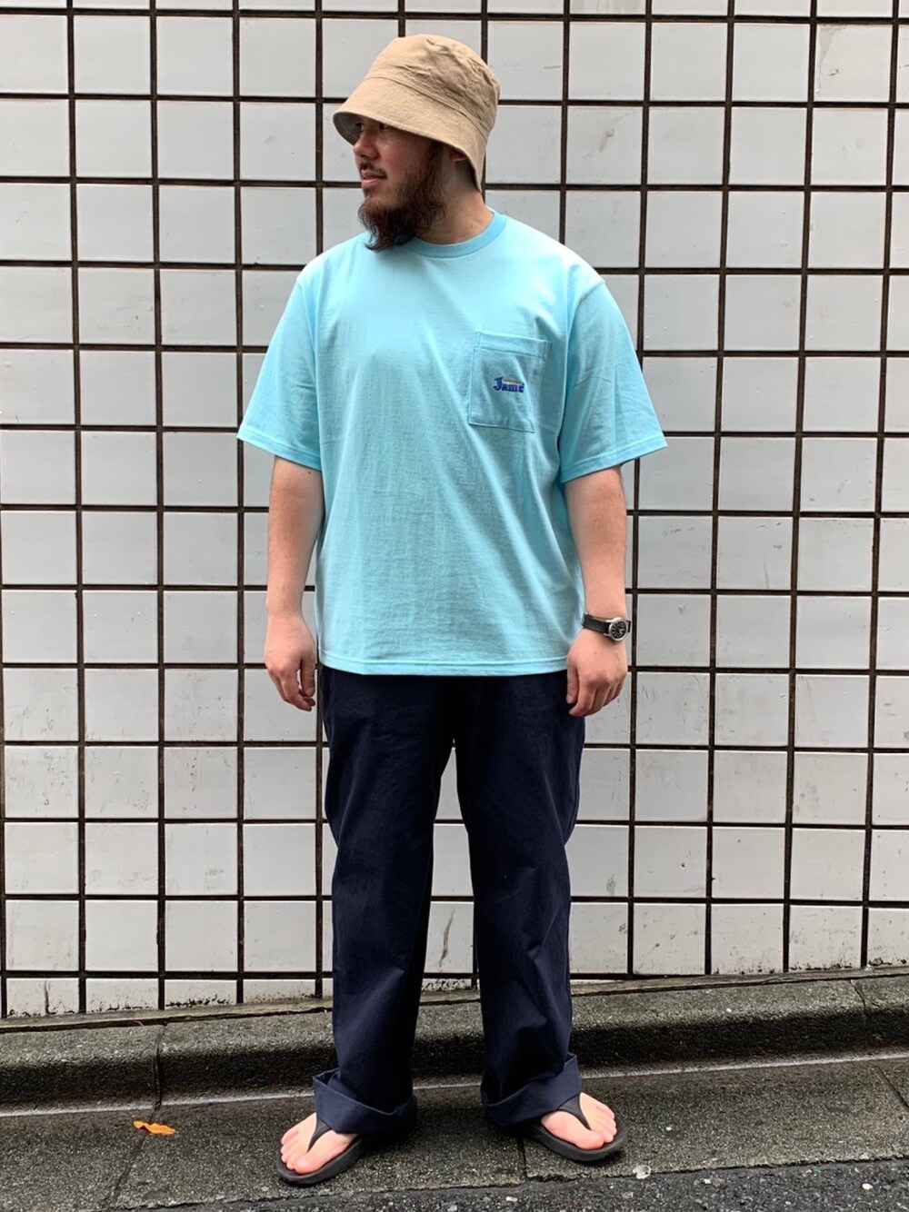 「シンプル、おしゃれさんと繋がりたい、春コーデ、ビッグT、ワイドパンツ、ラフ、リカバリーサンダル」｜「Jamsの【Jams/ジャムス】刺しゅうポケT ＃JMS-T033（Tシャツ/カットソー、ブルー系）」を使った、KAZUさん（メンズ・170cm）の夏コーディネートの1枚目の写真