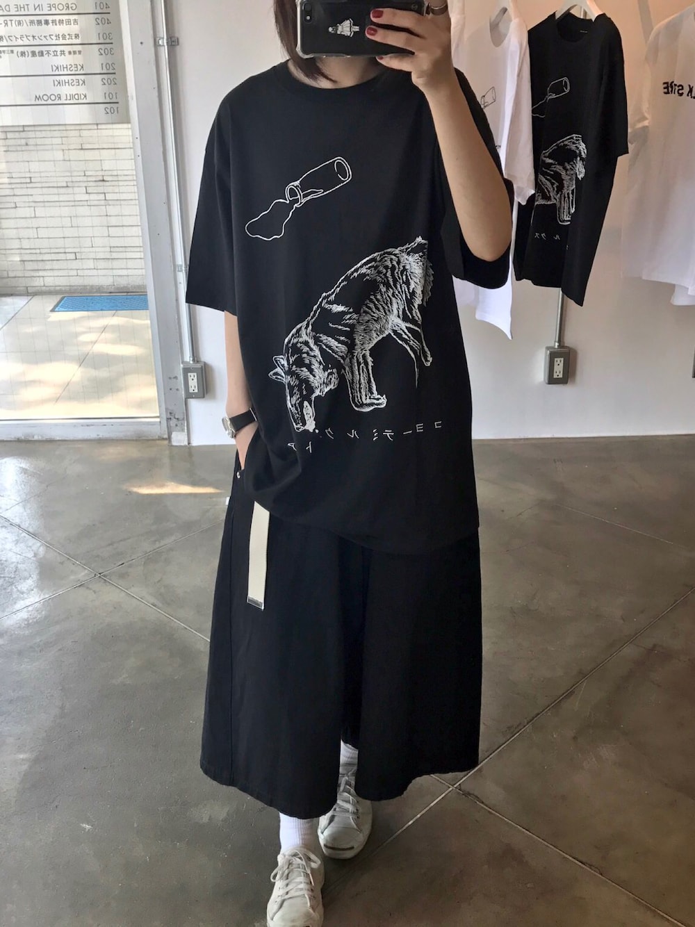 「バンドT、COYOTE MILK STORE、コヨーテ、白Tシャツ、モノトーン、KIDILL ROOM、期間限定」｜「COYOTE MILK STOREのアイテム（Tシャツ/カットソー、ブラック系）」を使った、moriさん（レディース・159cm）の春コーディネートの1枚目の写真