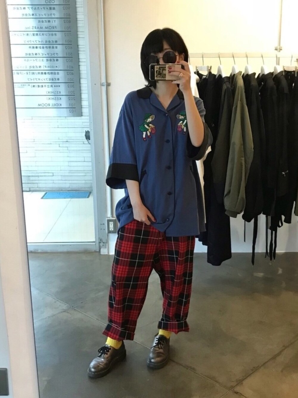 「KIDILL、KIDILL ROOM、KIDILL女子、刺繍シャツ、ボンテージパンツ、チェックパンツ、Dr.Martens」｜「KIDILLのアイテム（シャツ/ブラウス、ブルー系）」を使った、moriさん（レディース・159cm）の春コーディネートの1枚目の写真