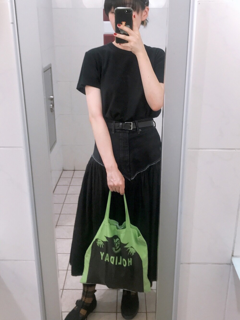 「UNIQLO U、vintage、ヴィンテージ、古着、daughter、ブラック、holiday、Dr.Martens、チェック、靴下×スニーカー」｜「Daughterのアイテム（デニムスカート、ブラック系）」を使った、moriさん（レディース・159cm）の秋コーディネートの1枚目の写真