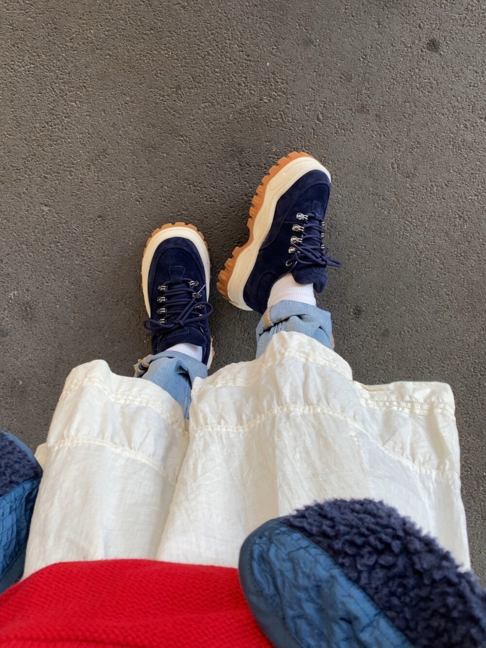 「EYTYS、vintage、VINTAGE、vintage style、スカート×デニム、厚底シューズ、コットンスカート、ヴィンテージ、リネン、ストリート」｜「EYTYSのアイテム（スニーカー、ブルー系）」を使った、moriさん（レディース・159cm）の冬コーディネートの1枚目の写真