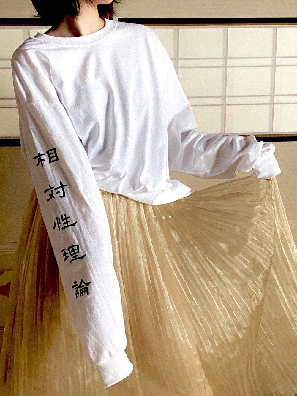 「YOUSHIN、オリジナル、オリジナルTシャツ、ヴィンテージ、漢字、ロンT、袖プリント、白Tシャツ、チュールスカート」｜「YOUSHINのアイテム（Tシャツ/カットソー、ホワイト系）」を使った、moriさん（レディース・159cm）の春コーディネートの1枚目の写真